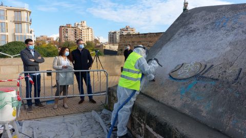Tareas de limpieza de grafitis y pintadas vandálicas sobre la muralla de Palma