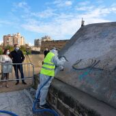 Tareas de limpieza de grafitis y pintadas vandálicas sobre la muralla de Palma