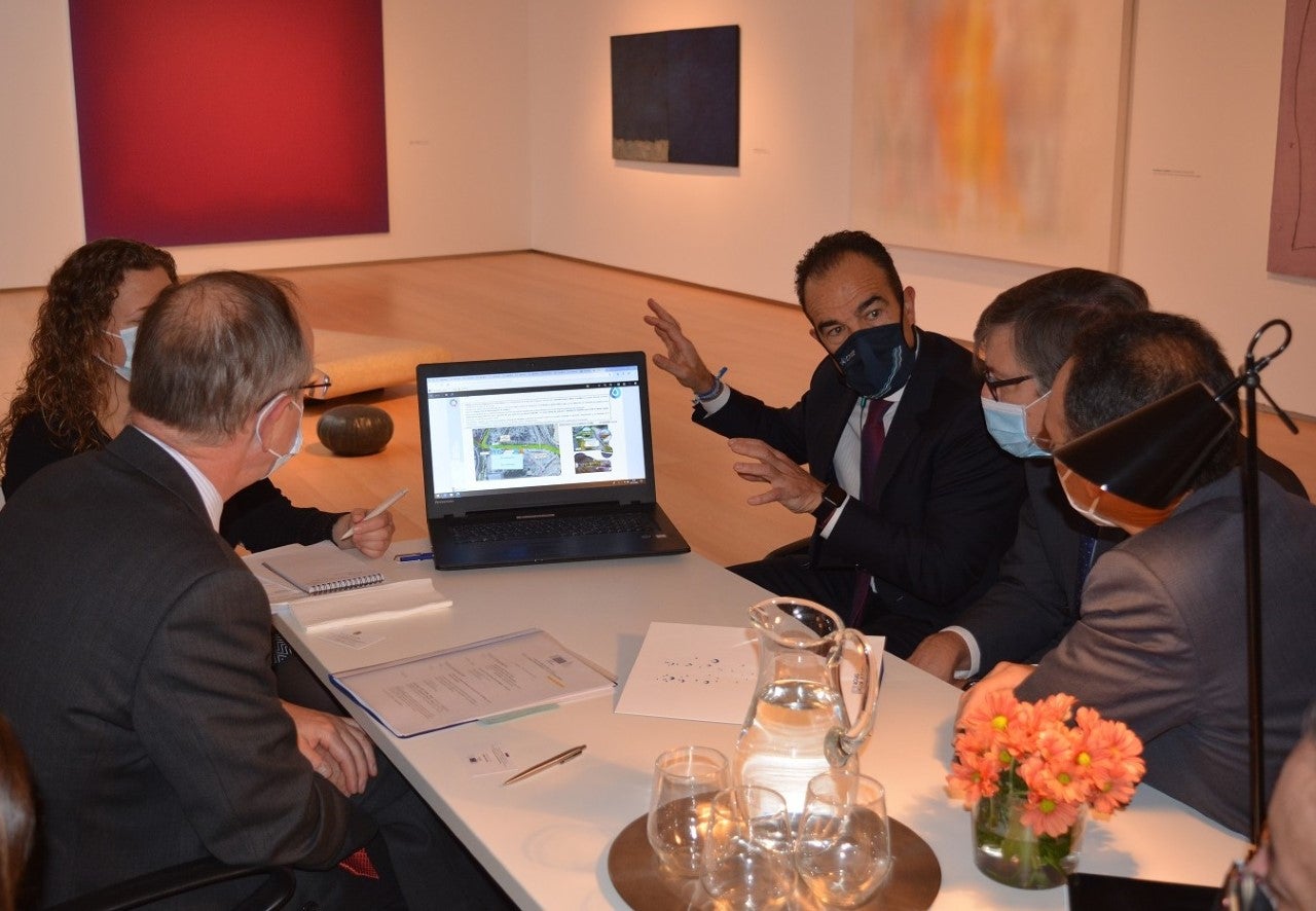 Aguas de Alicante y el Ayuntamiento entregan un dosier del proyecto “Alicante Agua Circular” al director general de medioambiente de la UE Aguas de Alicante y el Ayuntamiento entregan un dosier del proyecto “Alicante Agua Circular” al director general de medioambiente de la UE