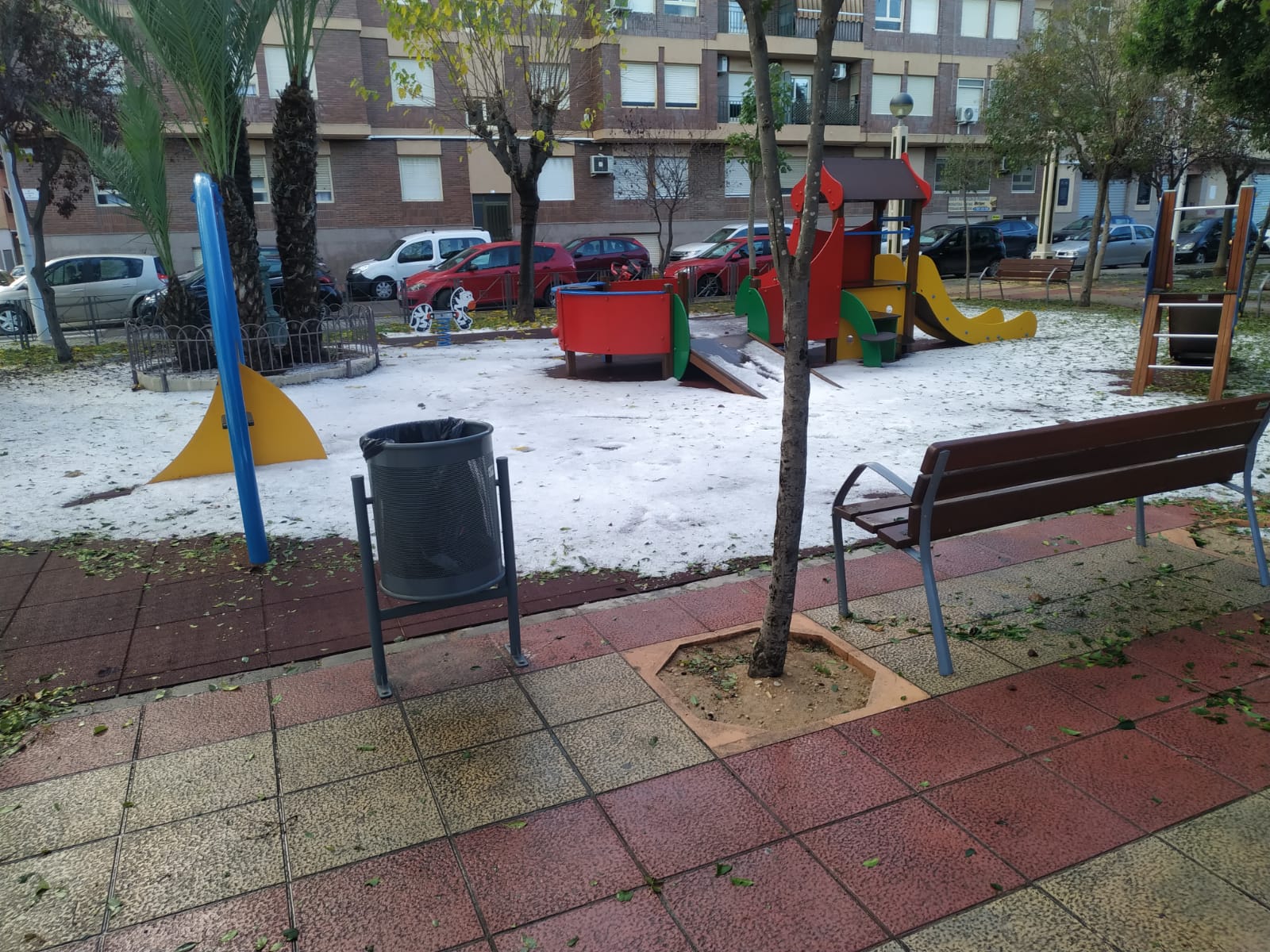 Noche de insomnio en Elche: el granizo, la lluvia y los truenos hacen difícil conciliar el sueño en muchos puntos del municipio Noche de insomnio en Elche: el granizo, la lluvia y los truenos hacen difícil conciliar el sueño en muchos puntos del municipio