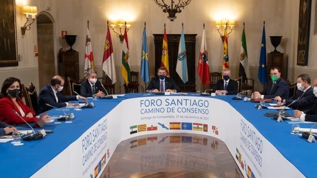 Los ocho presidentes del Foro Santiago firman 35 puntos sobre demografía y financiación Los ocho presidentes del Foro Santiago firman 35 puntos sobre demografía y financiación