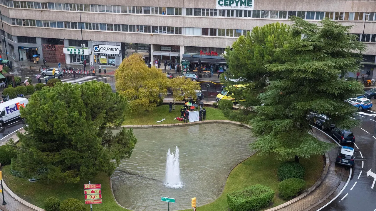 Policías y sanitarios intentan reanimar a un joven que se ha acuchillado varias veces en la Plaza de Roma de Zaragoza