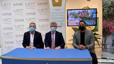 El alcalde de Estepona, Jos&eacute; Mar&iacute;a Garc&iacute;a Urbano durante la presentaci&oacute;n del proyecto hotelero