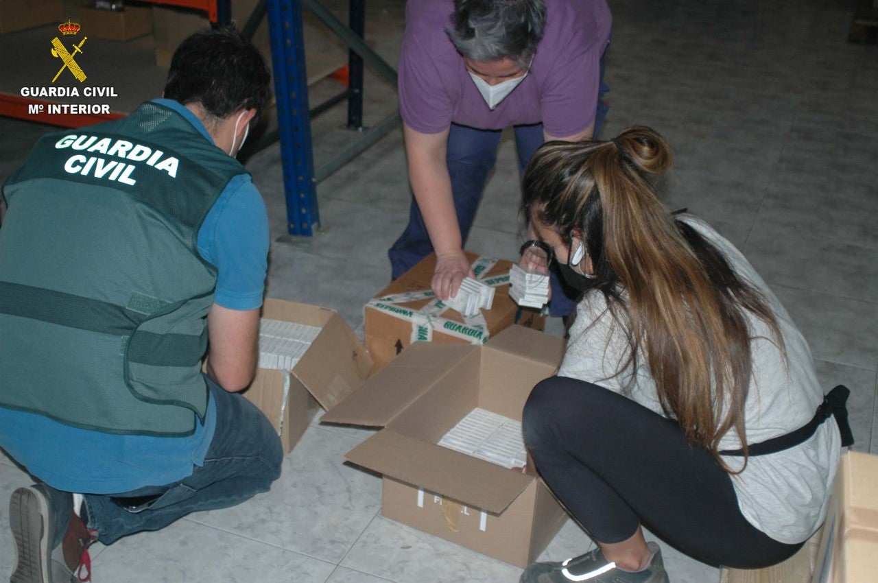 La Guardia Civil se incauta en Gijón de 935 cajas del medicamento ilegal "Rhodicomp" La Guardia Civil se incauta en Gijón de 935 cajas del medicamento ilegal "Rhodicomp"