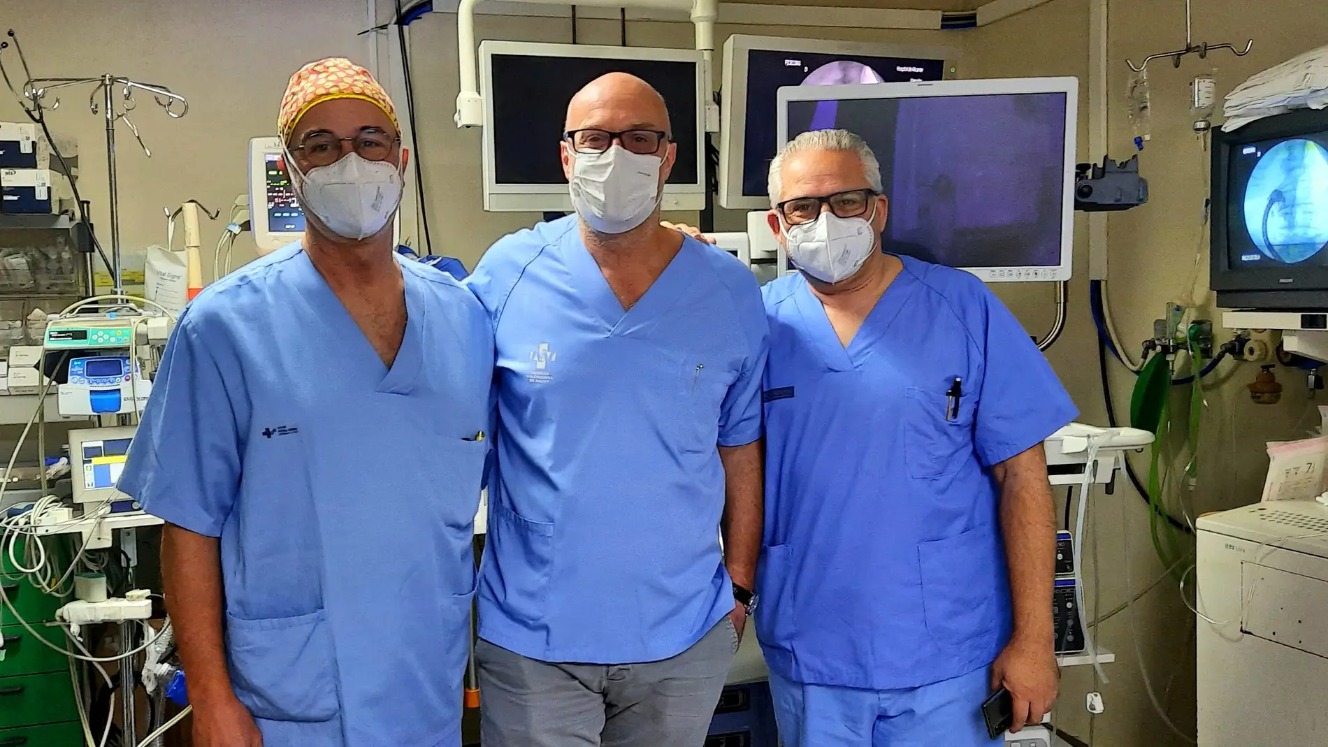 De izquierda a derecha los doctores Juan Martínez, Rodrigo Jover y José Ramón Aparicio