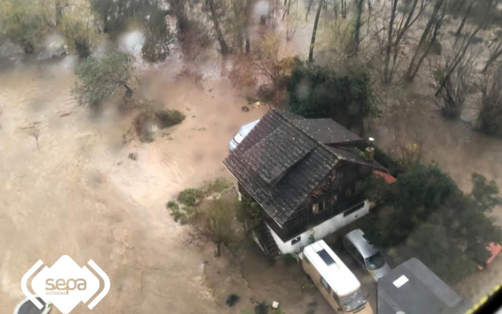 El helicóptero del Sepa rescata a una familia cercada por el agua en Piloña El helicóptero del Sepa rescata a una familia cercada por el agua en Piloña