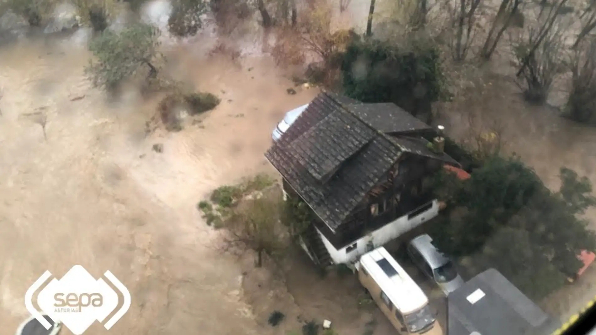 El helicóptero del Sepa rescata a una familia cercada por el agua en Piloña