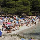 Una playa de Menorca en temporada alta. 