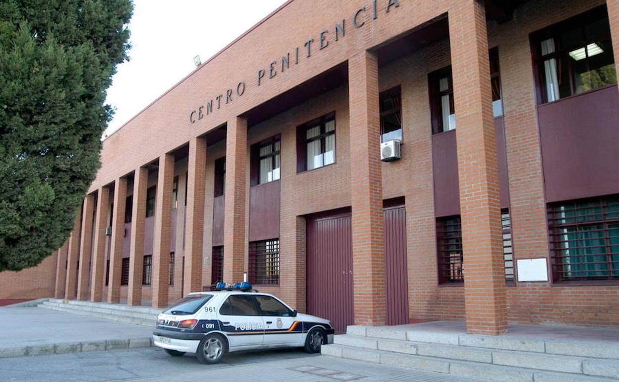Detenidos dos hombres cuando intentaban introducir droga en la prisión de Badajoz al regresar de un permiso Detenidos dos hombres cuando intentaban introducir droga en la prisión de Badajoz al regresar de un permiso