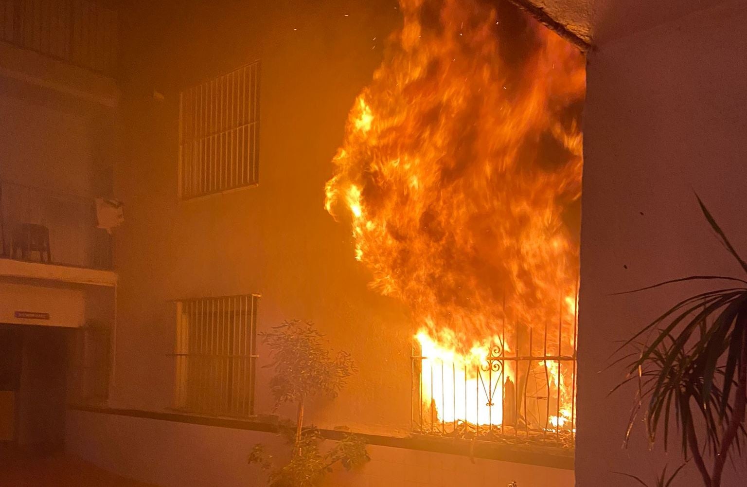 Doce atendidos por inhalación de humo durante el incendio de una vivienda en Alicante Doce atendidos por inhalación de humo durante el incendio de una vivienda en Alicante