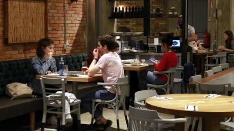 Els restauradors demanen aplicar amb realisme el passaport covid als interiors dels seus locals. 
