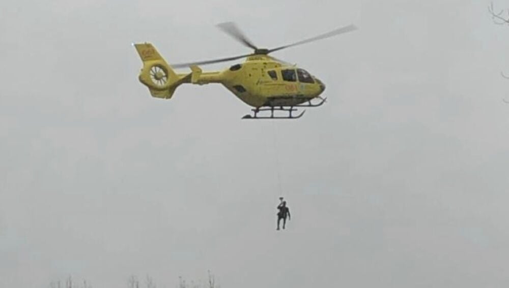 Operación de grúa en el rescate