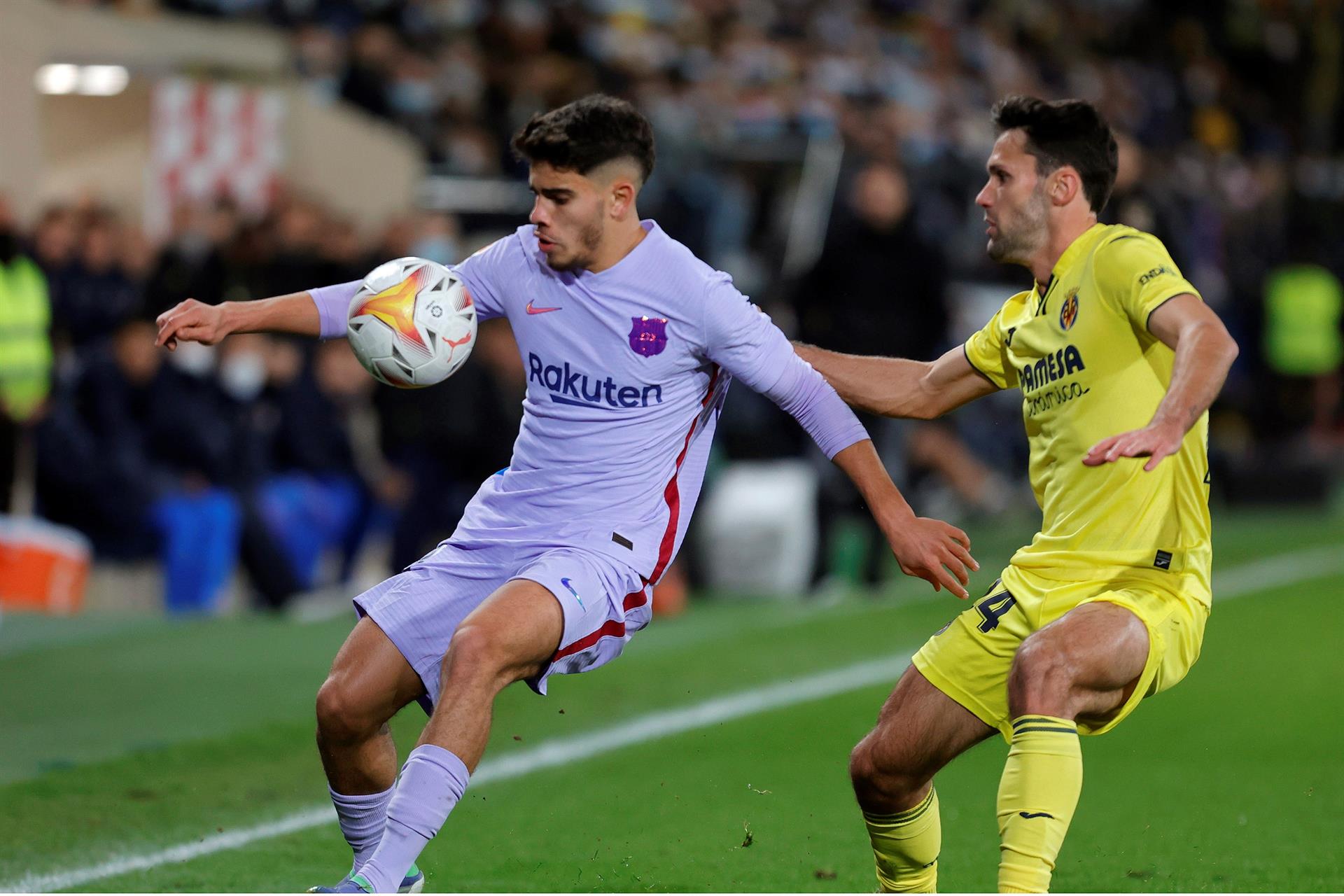 El Barcelona de Xavi se estrena a domicilio y castiga al Villarreal El Barcelona de Xavi se estrena a domicilio y castiga al Villarreal