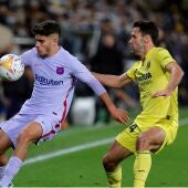  El delantero del FC Barcelona, Abdessamad Ezzalzouli pelea un balón con el centrocampista del Villarreal, Alfonso Pedraza