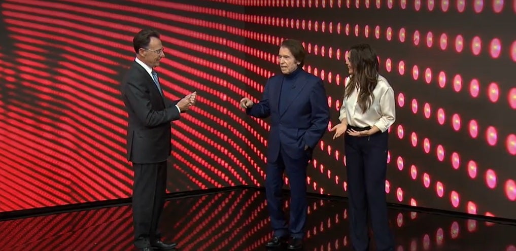 Matías Prats y Raphael cantan juntos 'El Tamborilero' en Antena 3 Noticias Matías Prats y Raphael cantan juntos 'El Tamborilero' en Antena 3 Noticias