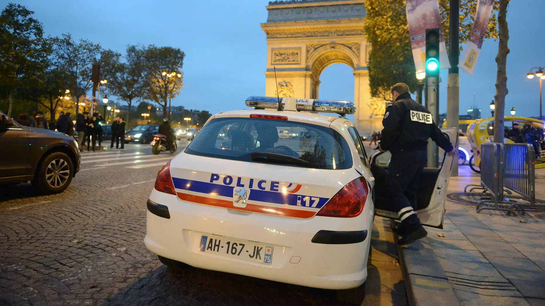 Un coche de la Policía francesa en París