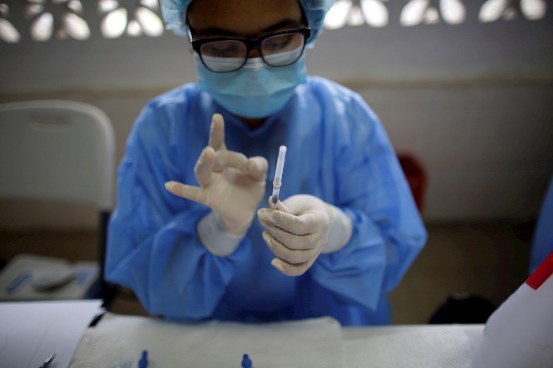 Los epidemiólogos exigen "prudencia" y continuar con la vacunación masiva ante la nueva variante Ómicron Los epidemiólogos exigen "prudencia" y continuar con la vacunación masiva ante la nueva variante Ómicron