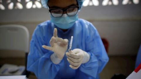 Fotograf&iacute;a de archivo de personal m&eacute;dico mientras coloca la tercera dosis con la vacuna Pfizer