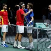 Los españoles Marcel Granollers y Feliciano López y los rusos Andréi Rublev y Aslán Karatsev se saludan a la finalización del partido