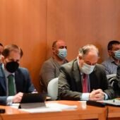 Los cuatro acusados por el asesinato de Javier Ardines y sus abogados