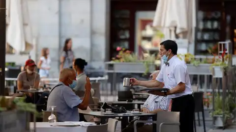 Un camarero atendiendo en una terraza