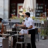 Un camarero atendiendo en una terraza