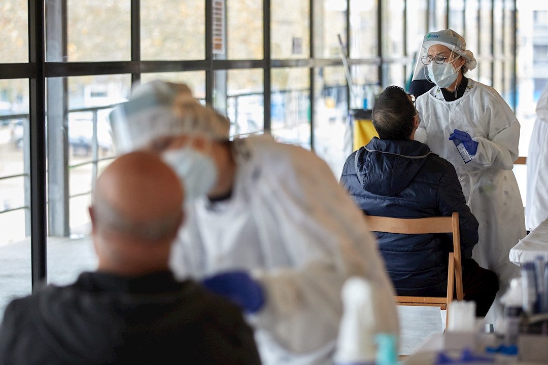 La OMS advierte de que la variante ómicron se propaga más rápido y las vacunas son menos efectivas La OMS advierte de que la variante ómicron se propaga más rápido y las vacunas son menos efectivas