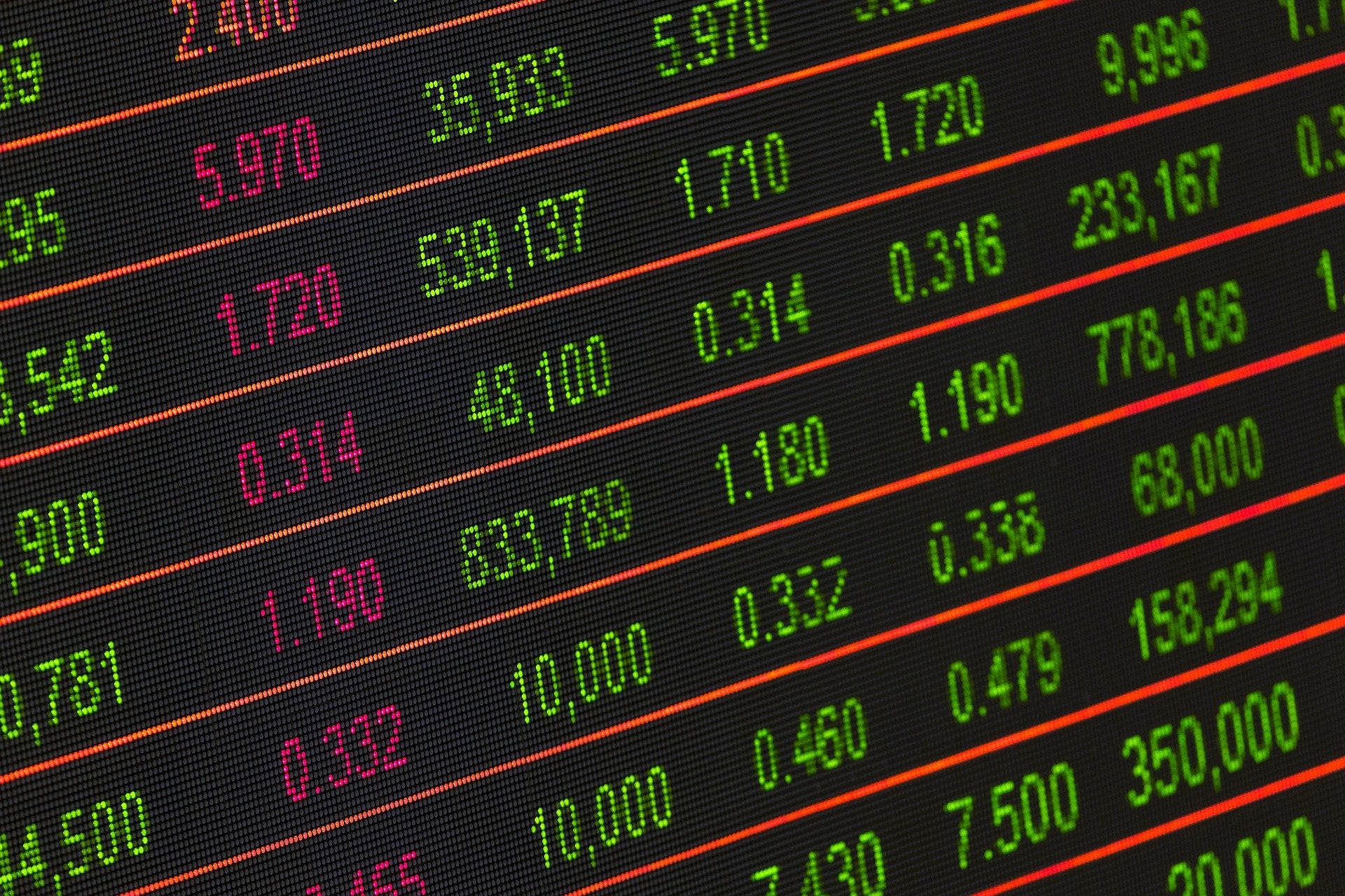 El INE revisa al alza el crecimiento del tercer trimestre hasta el 2,6% del PIB El INE revisa al alza el crecimiento del tercer trimestre hasta el 2,6% del PIB