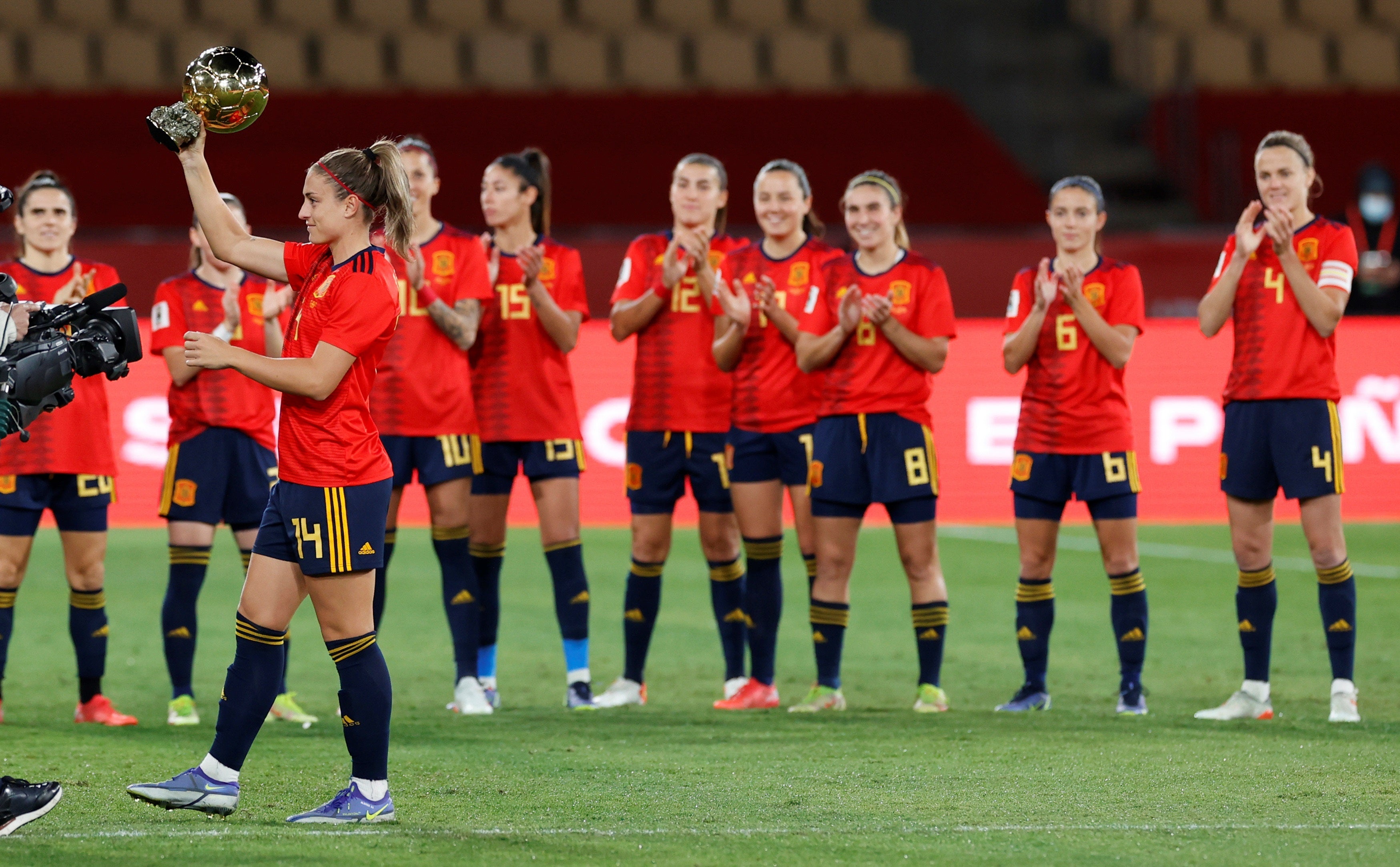 Alexia Putellas: "El Balón de Oro no me va a cambiar la vida, pero a lo mejor sí a muchas niñas" Alexia Putellas: "El Balón de Oro no me va a cambiar la vida, pero a lo mejor sí a muchas niñas"