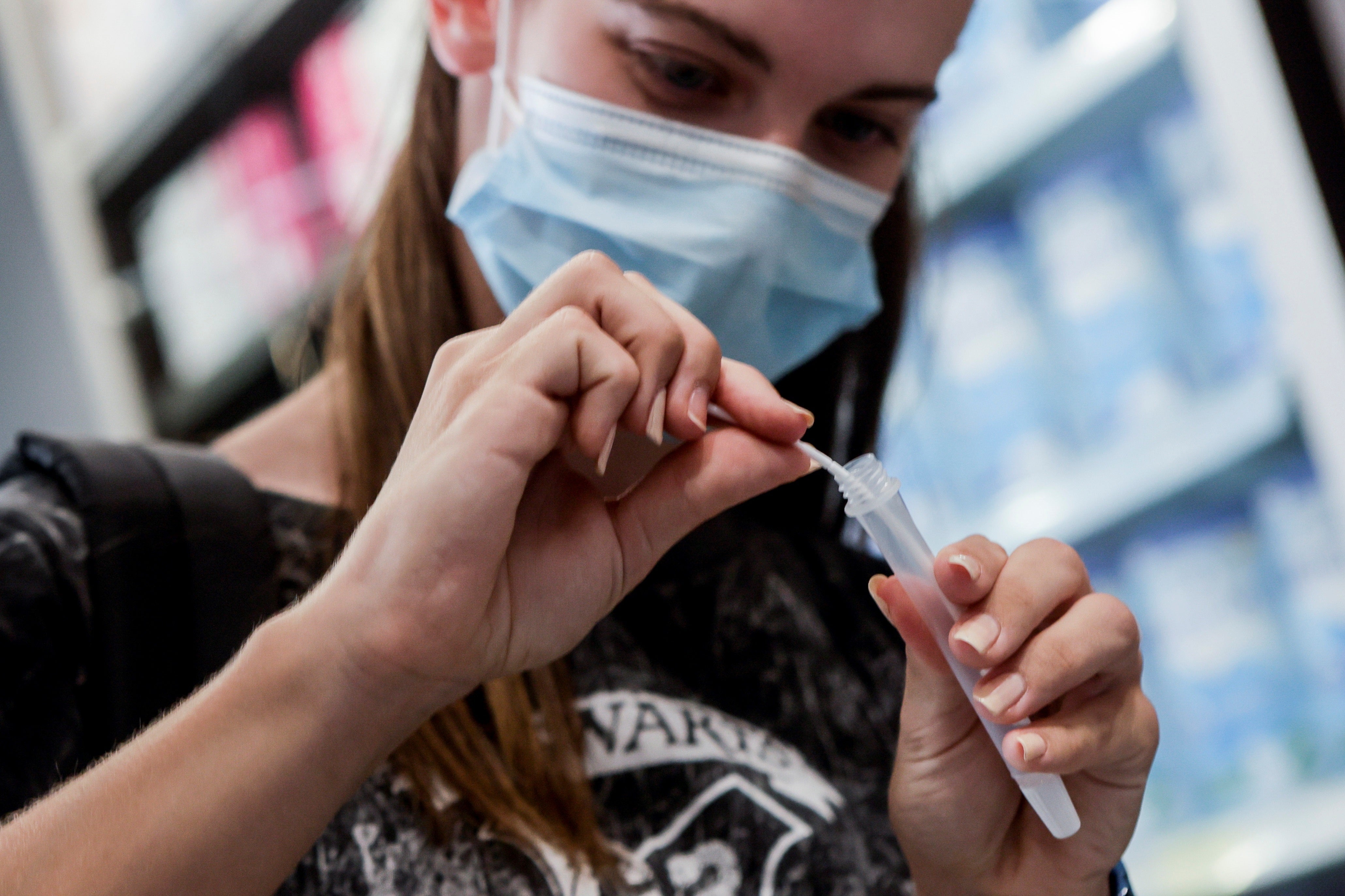 Los test combinados para diferenciar Covid y gripe llegan a las farmacias: precio y cómo funcionan Los test combinados para diferenciar Covid y gripe llegan a las farmacias: precio y cómo funcionan