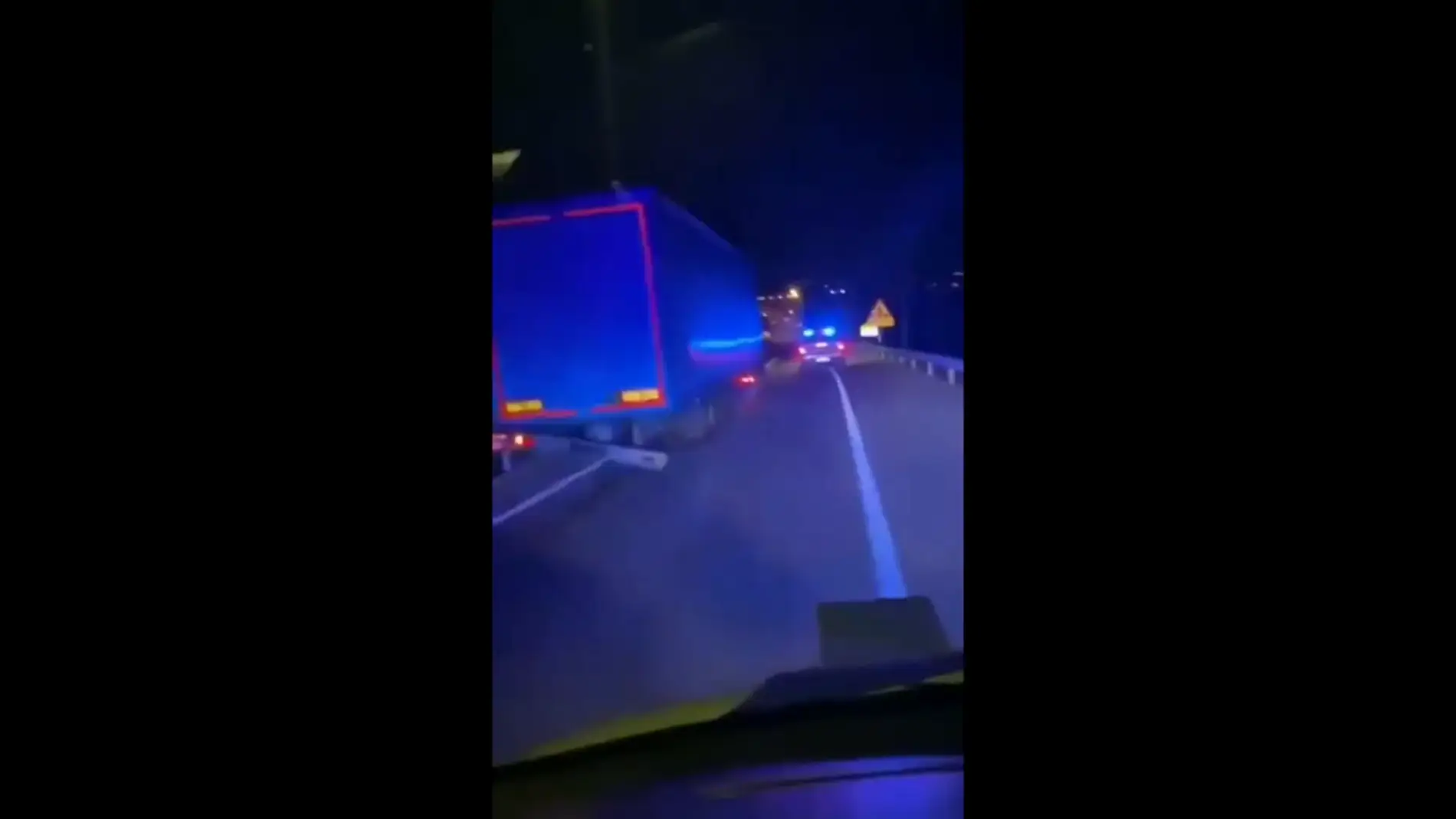 Impactante persecución de una ambulancia a un camión robado en Madrid: el ladrón salta del tráiler en marcha