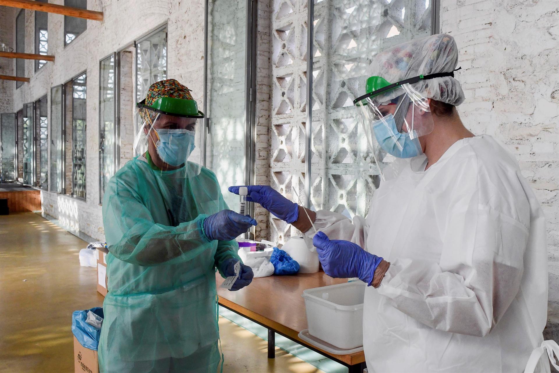 Continúan las bajas de sanitarios por la ómicron: más de 500 sanitarios contagiados Continúan las bajas de sanitarios por la ómicron: más de 500 sanitarios contagiados