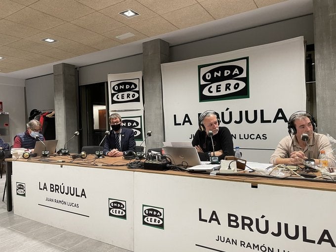 Alcalde de Vitoria-Gasteiz: "Soy partidario de que el que no se ha vacunado tenga una vida más limitada, pero no sé si podríamos obligar a las personas a vacunarse" Alcalde de Vitoria-Gasteiz: "Soy partidario de que el que no se ha vacunado tenga una vida más limitada, pero no sé si podríamos obligar a las personas a vacunarse"