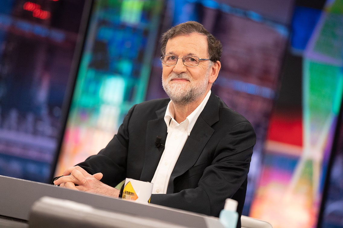 Mariano Rajoy revela por qué Isabel Díaz Ayuso no posó junto a Pablo Casado: "Ni cobra ni protocolo, el culpable fui yo" Mariano Rajoy revela por qué Isabel Díaz Ayuso no posó junto a Pablo Casado: "Ni cobra ni protocolo, el culpable fui yo"