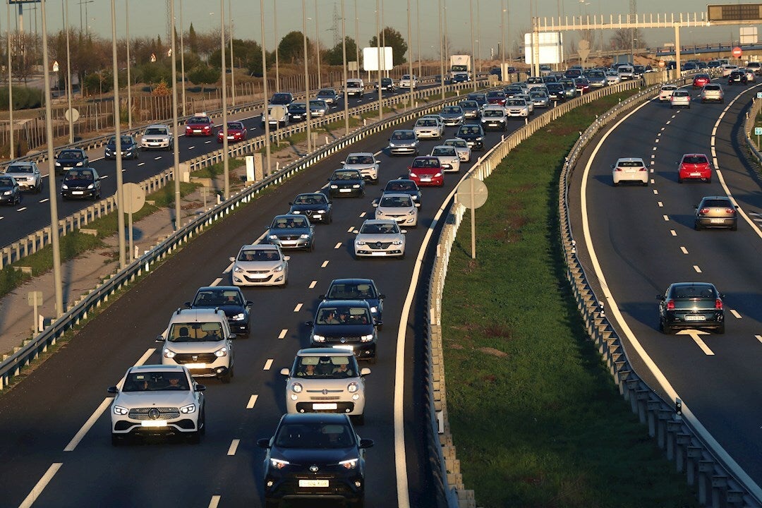 Tráfico prevé desde este jueves más de 19,5 millones de desplazamientos por carretera y pide conducir con "precaución" Tráfico prevé desde este jueves más de 19,5 millones de desplazamientos por carretera y pide conducir con "precaución"