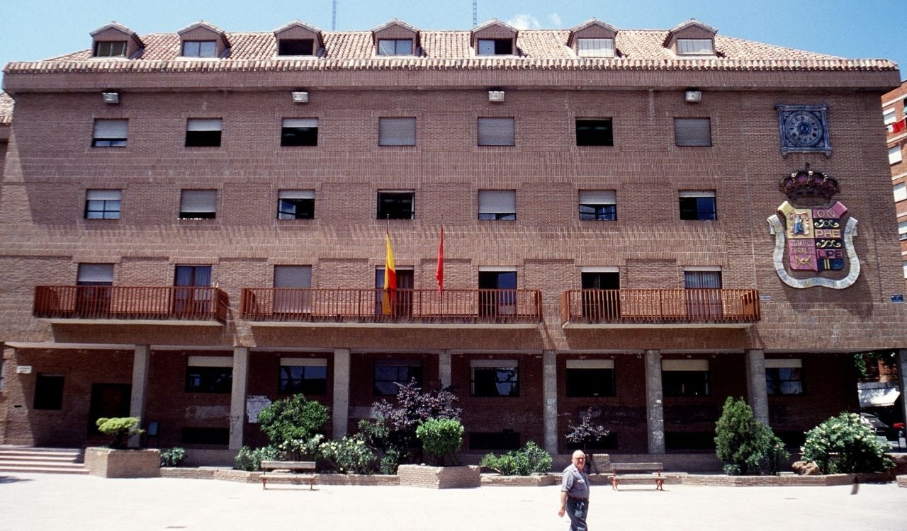 Imputado todo el Gobierno de Móstoles: El juez cita como investigados a 6 miembros del PSOE y uno de Podemos Imputado todo el Gobierno de Móstoles: El juez cita como investigados a 6 miembros del PSOE y uno de Podemos