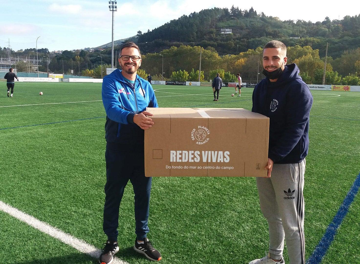 ABANCA entrega un xogo de redes recicladas ao Ourense C.F. ABANCA entrega un xogo de redes recicladas ao Ourense C.F.