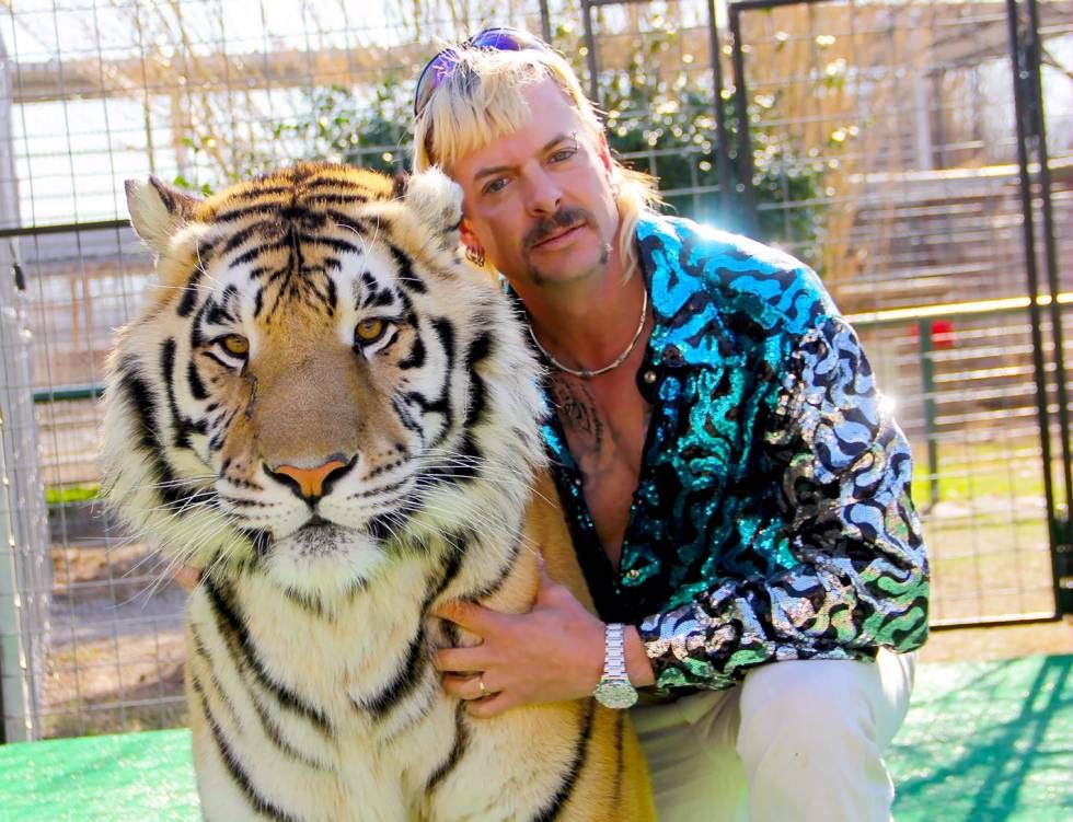 Simone Saibene nos achega "Tiger King 2" e "Cortar por la línea de puntos". Simone Saibene nos achega "Tiger King 2" e "Cortar por la línea de puntos".