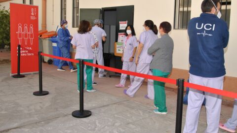 Sanitarios se vacunan en Castell&oacute;