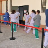 Sanitarios se vacunan en Castelló