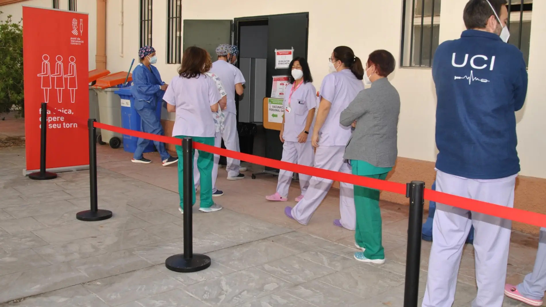 Sanitarios se vacunan en Castelló