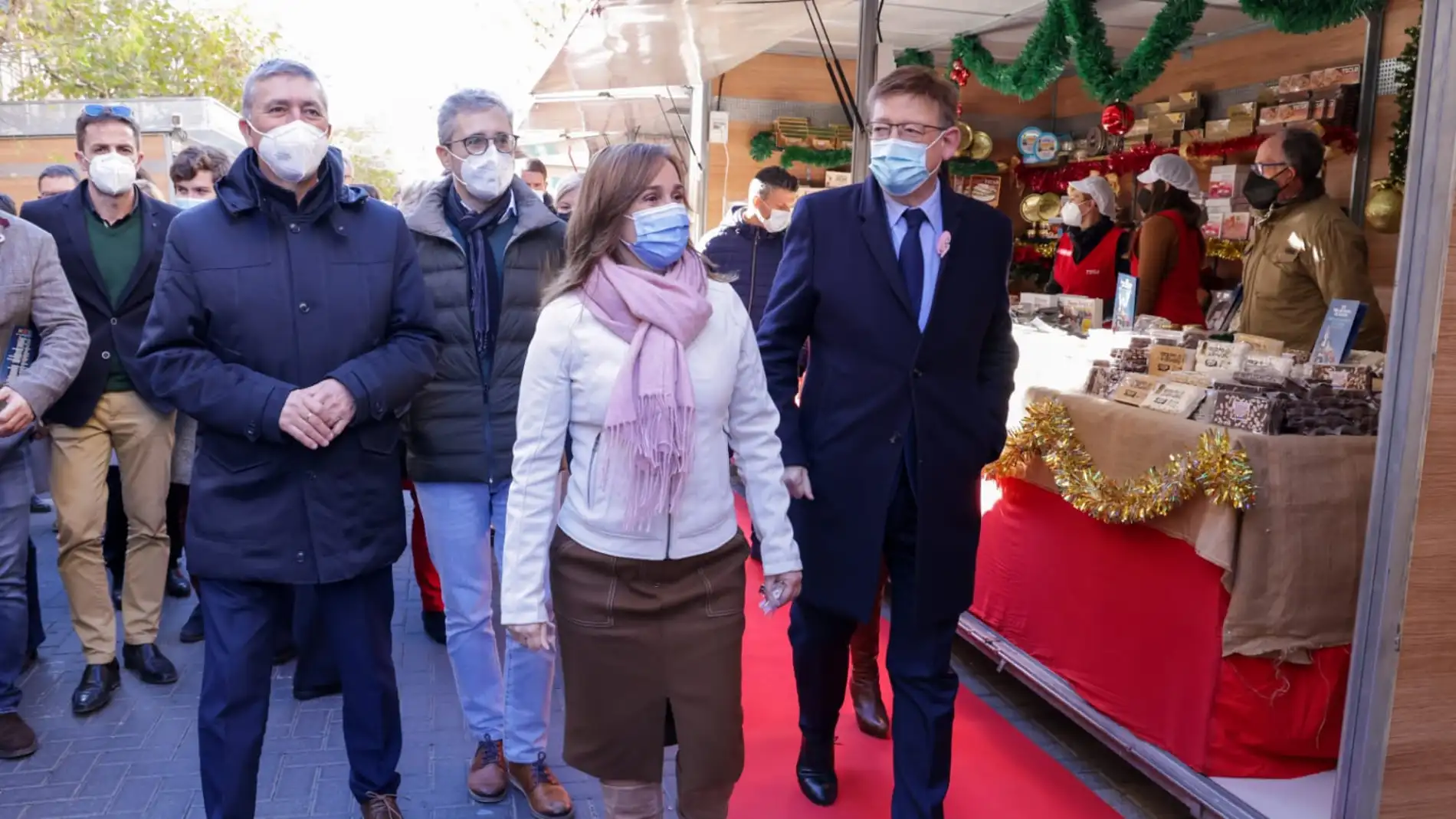 El president Ximo Puig y a su derecha la alcaldesa de Xixona, Isabel López. Tras ellos, los consellers Rafa Climent y Arcadi España