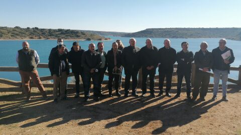 El manifiesto se ha leído junto al Pantano de Peñarroya El manifiesto se ha leído junto al Pantano de Peñarroya