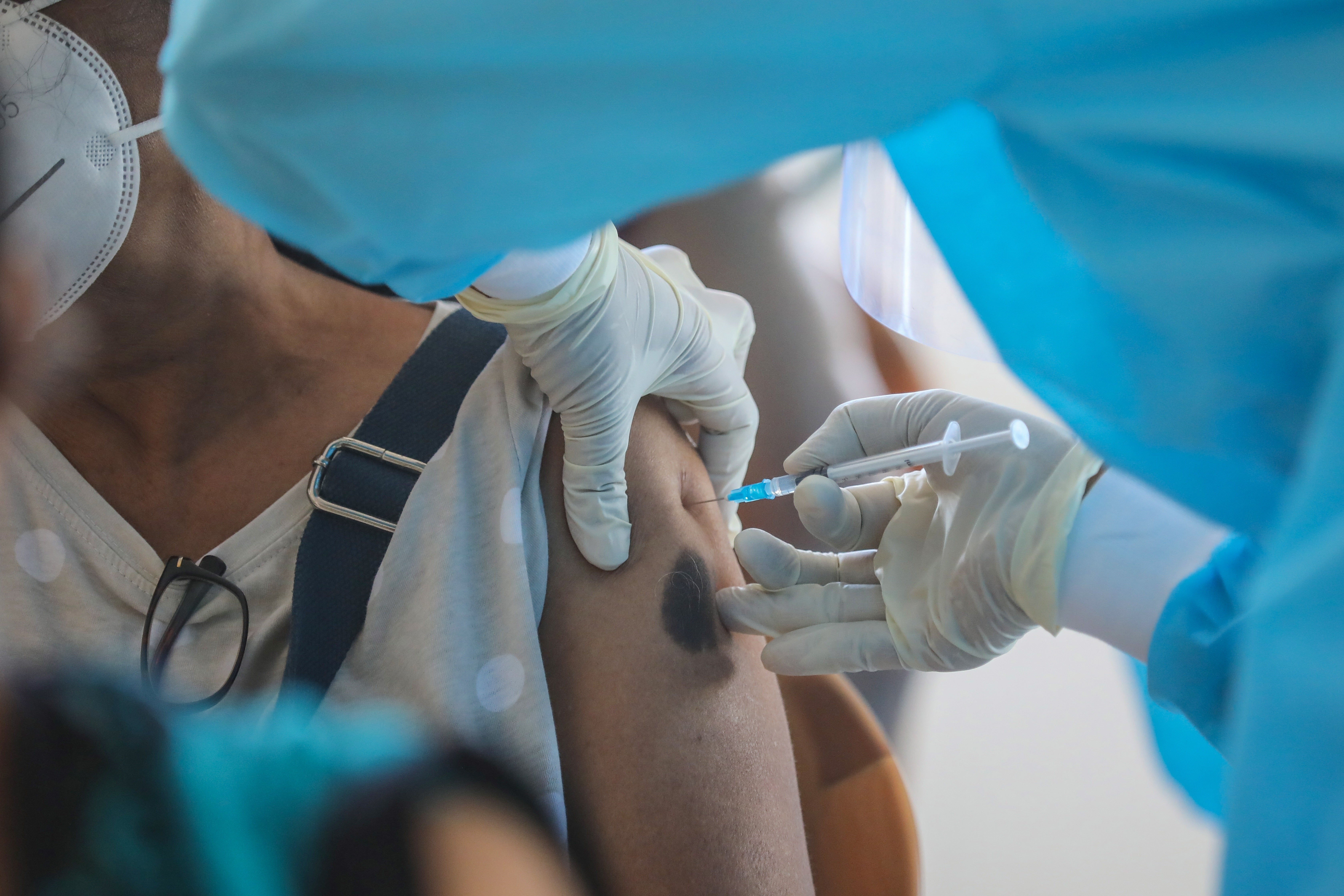 Un hombre intenta que le pongan la vacuna contra el Covid-19 en un brazo de silicona Un hombre intenta que le pongan la vacuna contra el Covid-19 en un brazo de silicona