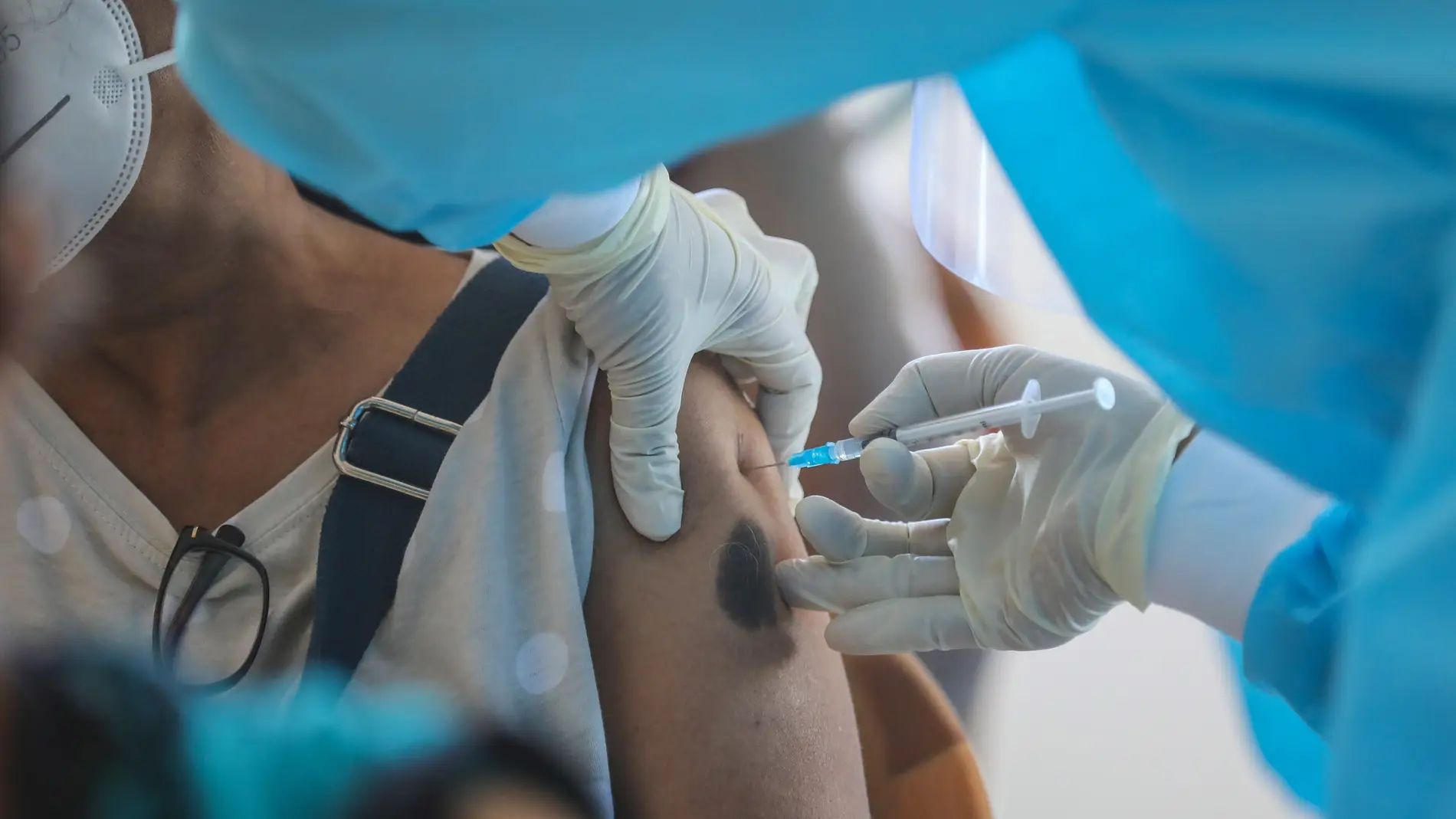 Una mujer recibe una dosis de la vacuna