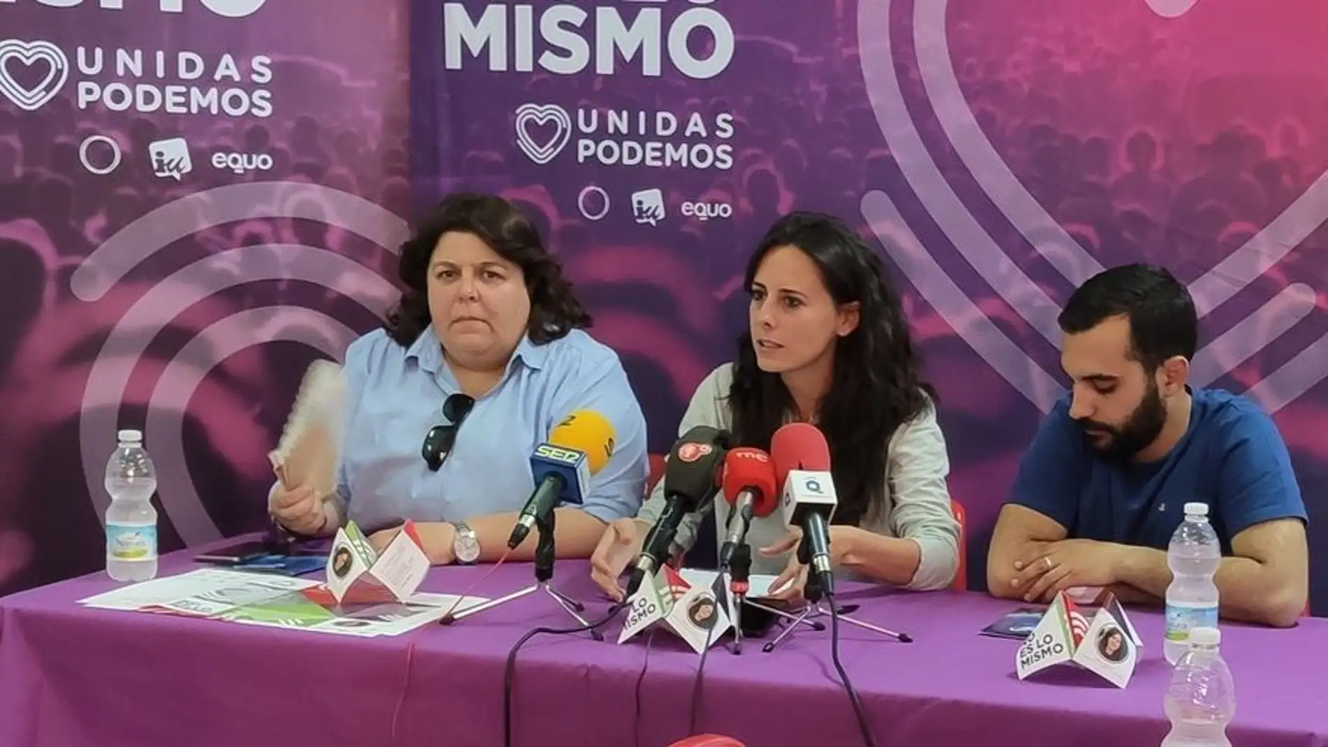 Las dos concejalas de UP, Prado Galán y Nieves Peinado, en una rueda de prensa
