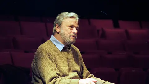 El compositor y letrista Stephen Sondheim, en la platea de un teatro musical El compositor y letrista Stephen Sondheim, en la platea de un teatro musical
