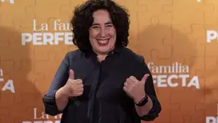La directora Arantxa Echevarría posa en el photocall de la película 'La familia perfecta'