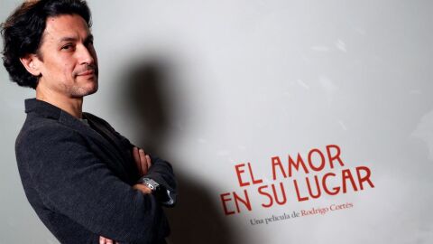 Rodrigo Cort&eacute;s, el director de 'El amor en su lugar', posa en el photocall de su pel&iacute;cula