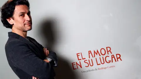 Rodrigo Cortés, el director de 'El amor en su lugar', posa en el photocall de su película Rodrigo Cortés, el director de 'El amor en su lugar', posa en el photocall de su película